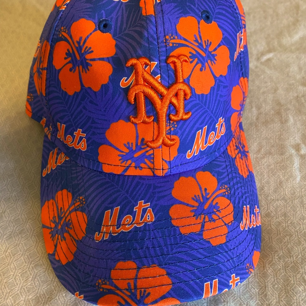 Tropical print, NY Mets hat